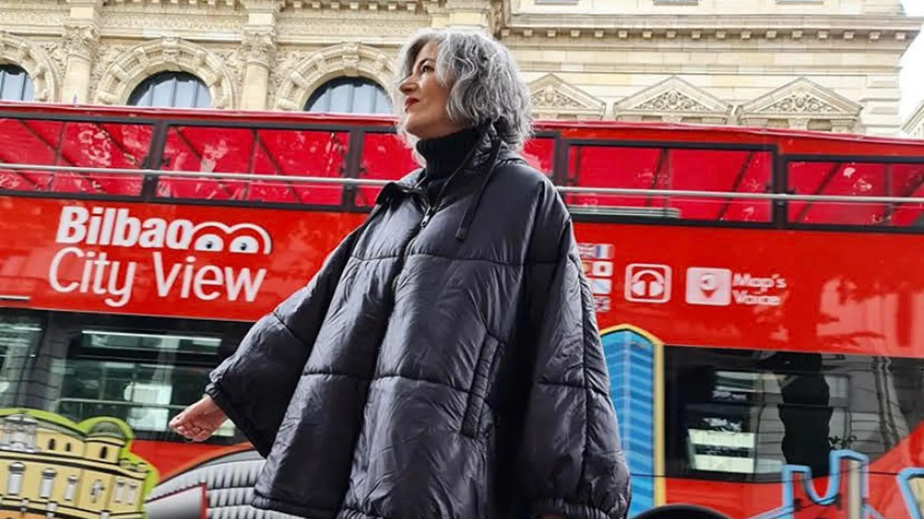 Carmen Gimeno y la capa de Zara para los días de lluvia.