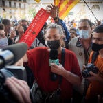 La periodista Mayka Navarro es increpada por los manifestantes independentistas en la estación de Francia.
