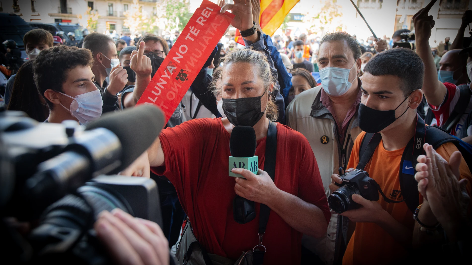 La periodista Mayka Navarro es increpada por los manifestantes independentistas en la estación de Francia.