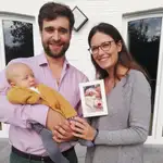 Marie y Pablo con su hijo Mateo y la foto de su hija Elena