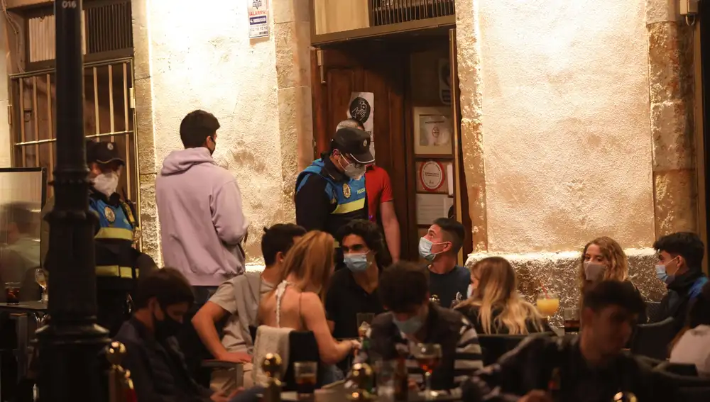 Imagen de las calles de Salamanca donde Policía Nacional y Local comienzan esta semana a colaborar de manera &quot;conjunta y organizada&quot; ante los incumplimientos sanitarios en los bares nocturnos de Salamanca