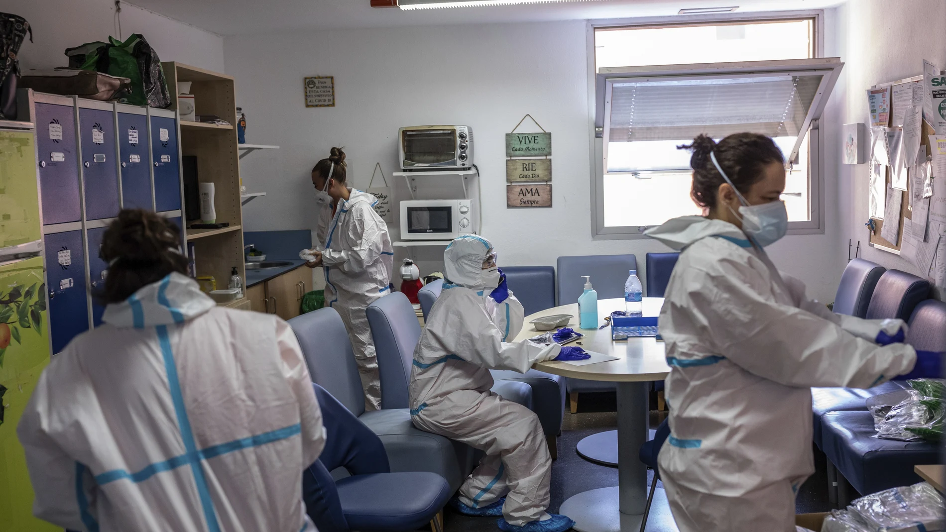 Sanitarios del Hospital Severo Ochoa de Leganés, en Madrid (AP Photo/Bernat Armangue)