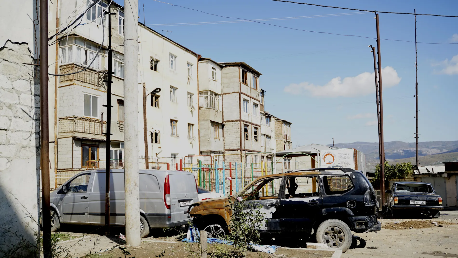 Vista de los daños causados en viviendas y automóviles por impacto de proyectiles este viernes en Stepanakert