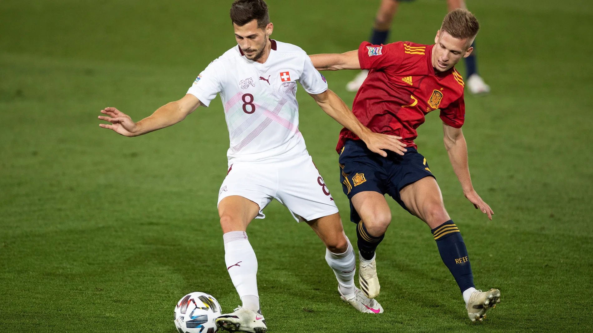 Dani Olmo presiona al suizo Freuler