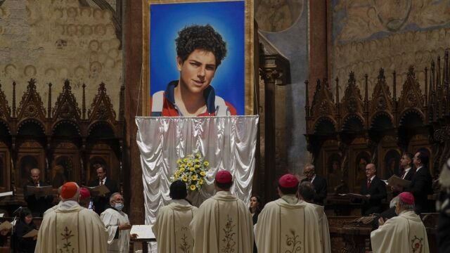 Imagen de Carlo Acutis durante su beatificación en Asís, en Italia.
