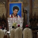 Imagen de Carlo Acutis durante su beatificación en Asís, en Italia.