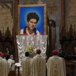 Imagen de Carlo Acutis durante su beatificación en Asís, en Italia.
