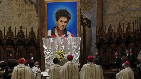 Imagen de Carlo Acutis durante su beatificación en Asís, en Italia.