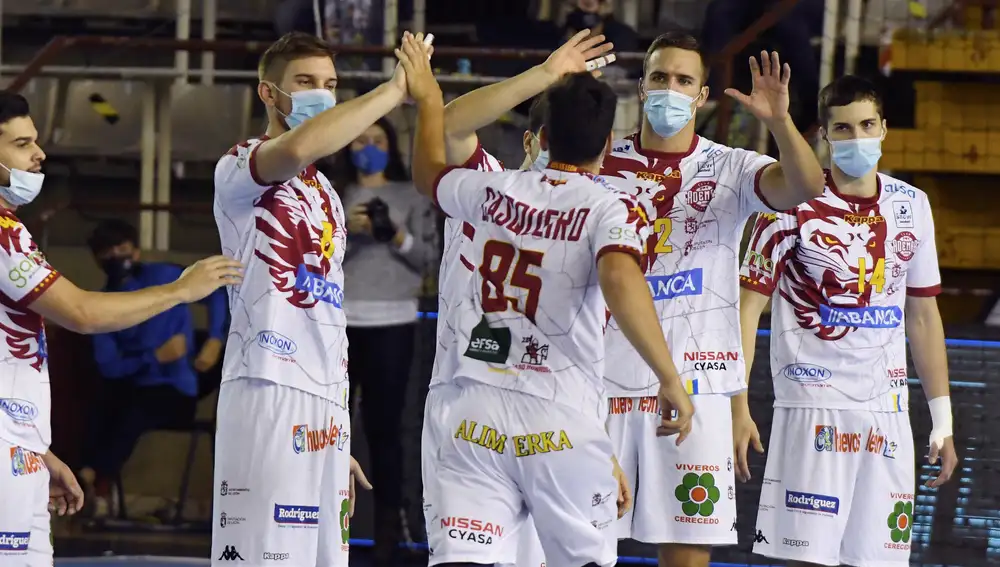 Los jugadores del Abanca Ademar durante el partido de la octava jornada de la Liga Sacyr ASOBAL disputado hoy en el palacio municipal de deportes de León. Los jugadores de ambos equipos tuvieron que disputar el encuentro provistos de mascarilla debido a las medidas sanitarias impuestas por la Junta de Castilla y León para frena la expansión de la pandemia de la cpvid-19. EFE/ J.casares