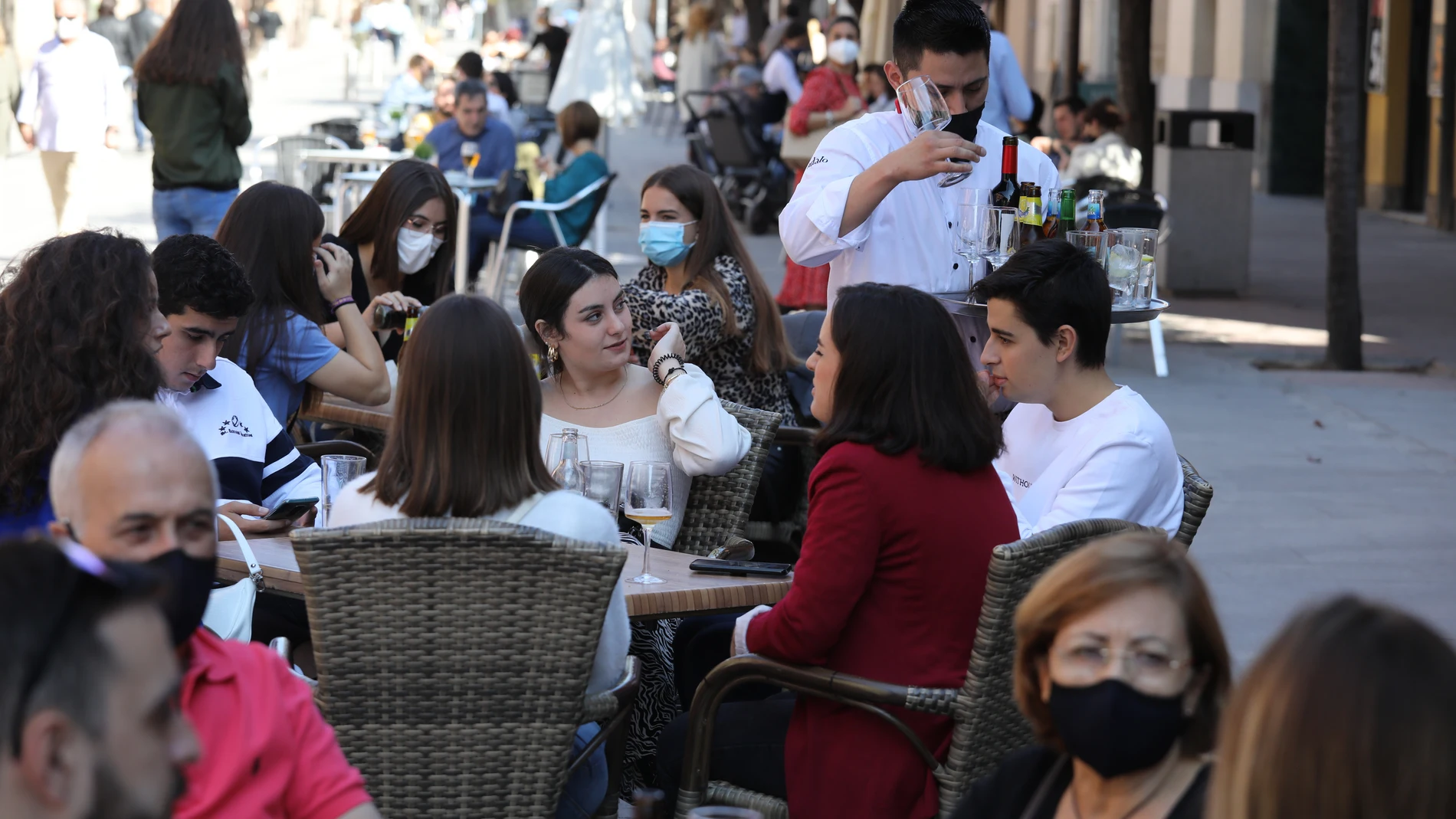 Ambiente y terrazas en el centro de Alcalá de Henares, este sábado@Cipriano Pastrano