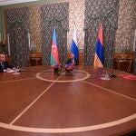 Los ministros de Exteriores de Azerbaiyán, Rusia y Armenia negociaron en Moscú un alto el fuego