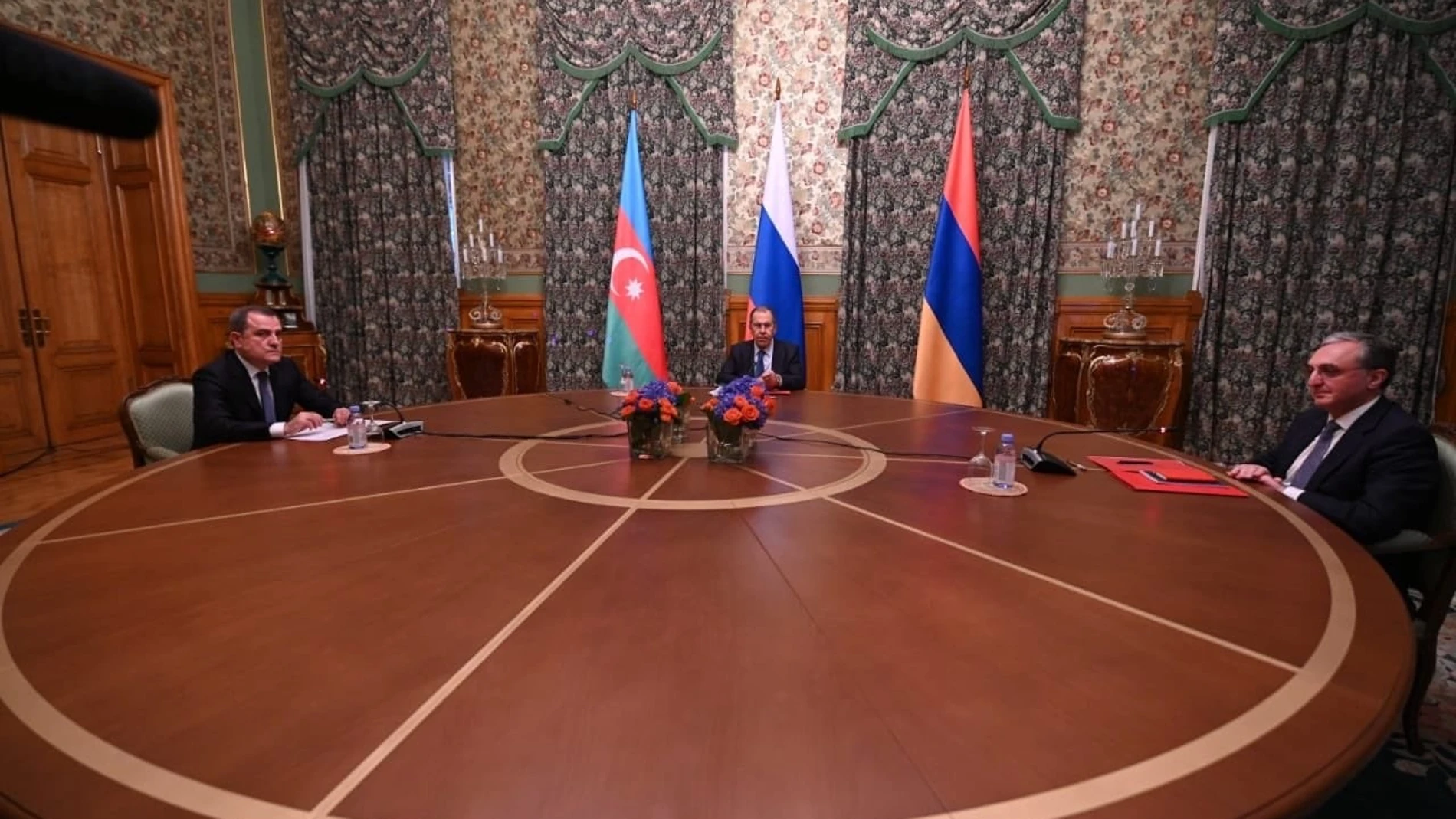 Los ministros de Exteriores de Azerbaiyán, Rusia y Armenia negociaron en Moscú un alto el fuego