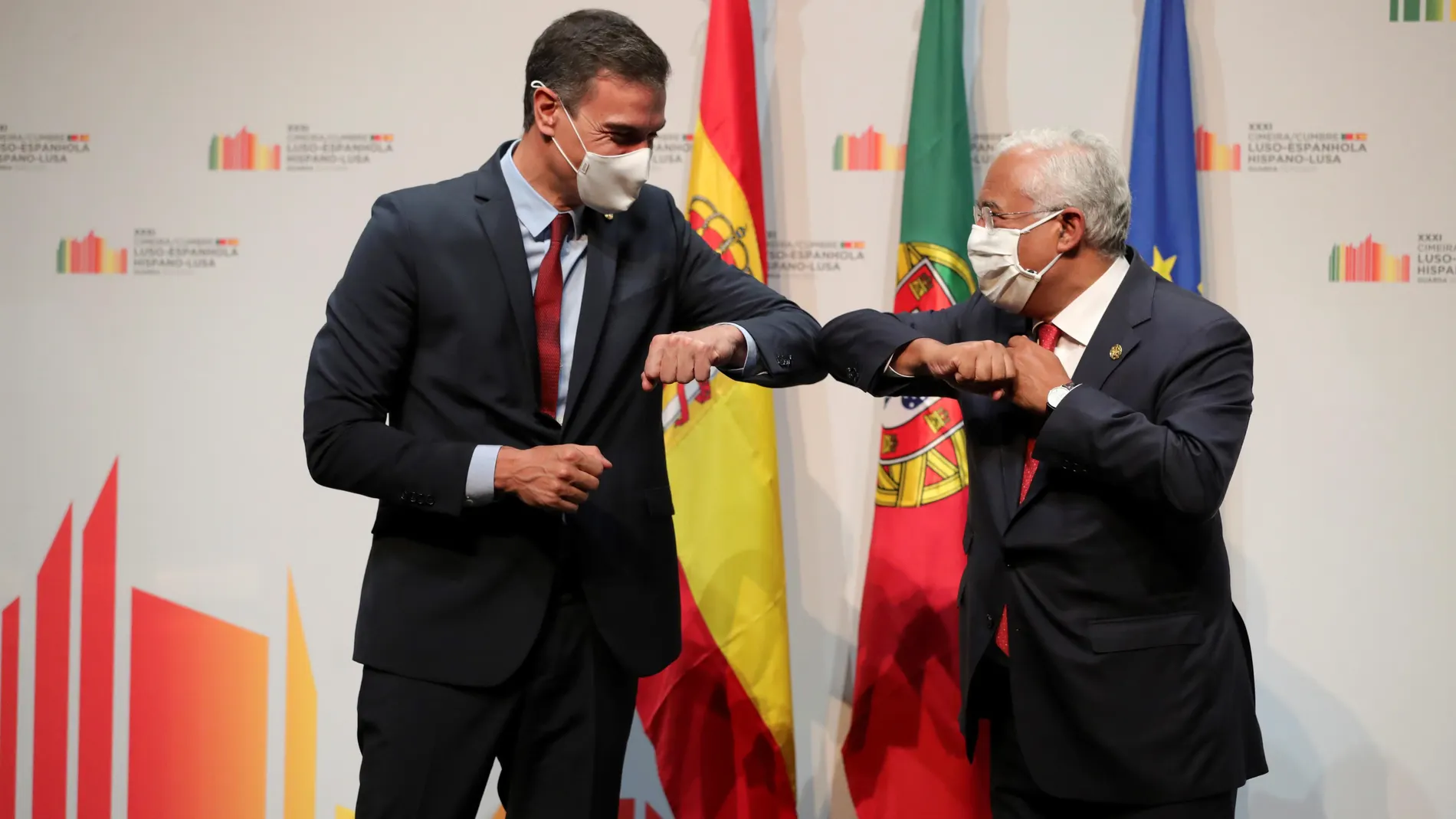 El presidente del Gobierno, Pedro Sánchez (i), y el primer ministro portugués, António Costa (d), durante la clausura de la XXXI Cumbre Ibérica centrada en el desarrollo transfronterizo,