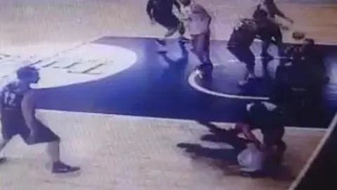 Momento de la agresión al árbitro