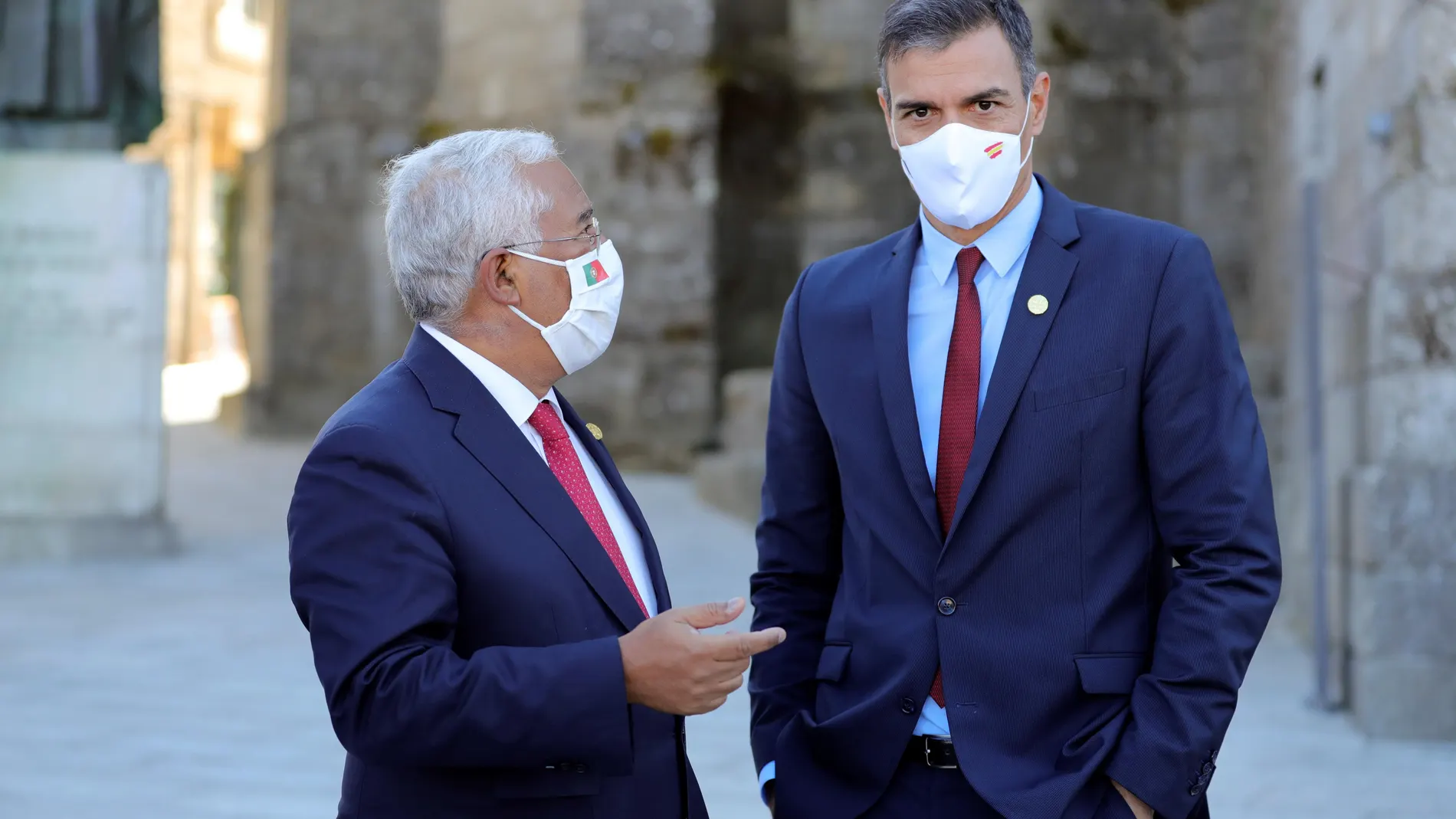 El presidente del Gobierno, Pedro Sánchez (d) y el primer ministro portugués, António Costa,en la XXXI Cumbre Ibérica centrada en el desarrollo transfronterizo, este sábado en la ciudad lusa de Guarda.