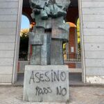 Pintadas en la estatua de Largo Caballero en Madrid