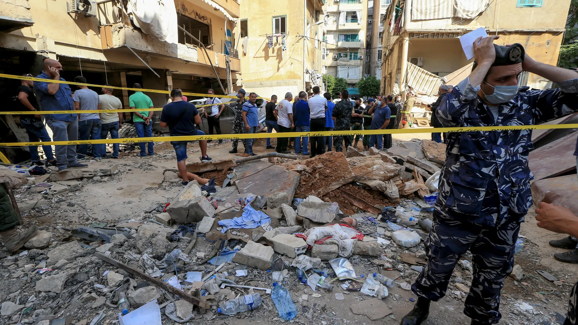 Un miembro de las fuerzas de seguridad vigila el lugar donde se ha producido la última explosión en el centro de Beirut