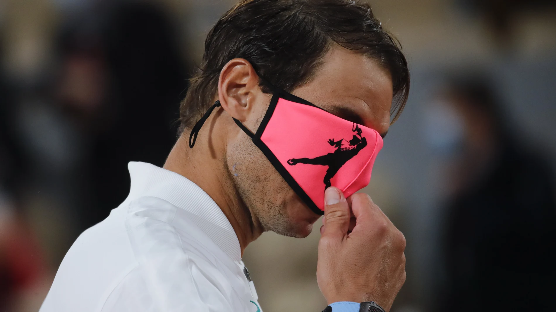 Rafa Nadal, con la mascarilla, tras ganar en Roland Garros a Djokovic