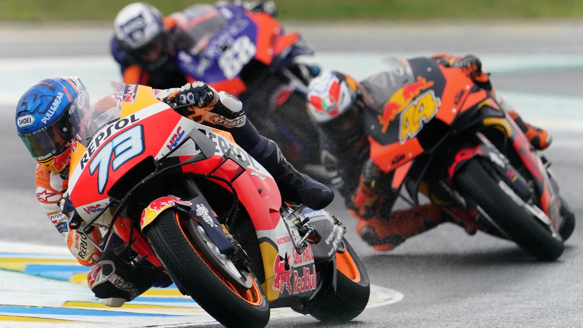 El piloto español Alex Márquez (Repsol Honda) (i) y su compatriota Pol Espargaró (d), (Red Bull KTM) durante el Gran Premio de motociclismo de Francia disputado en el circuito de Le Mans.