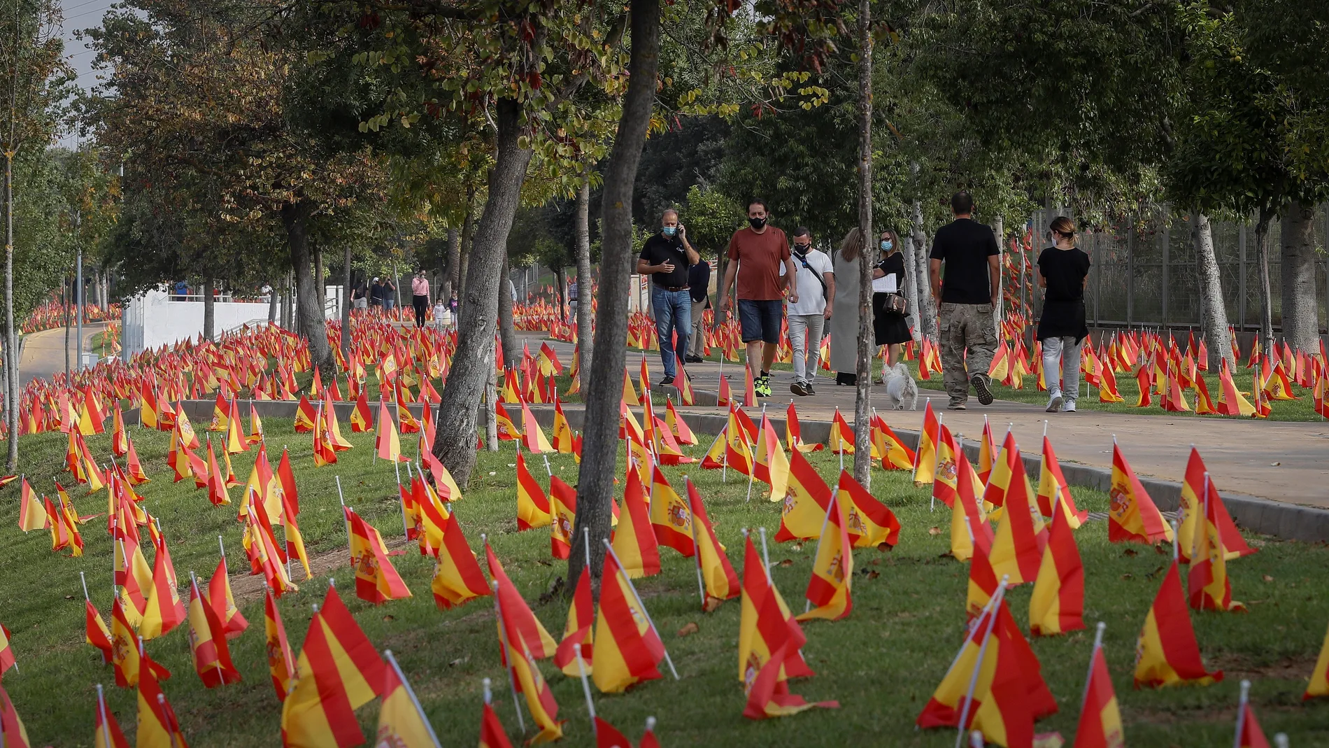 Vista de las 53.000 banderas colocadas por la Asociación Nacional de Víctimas y Afectados por Coronavirus (Anvac) junto al río Guadalquivir