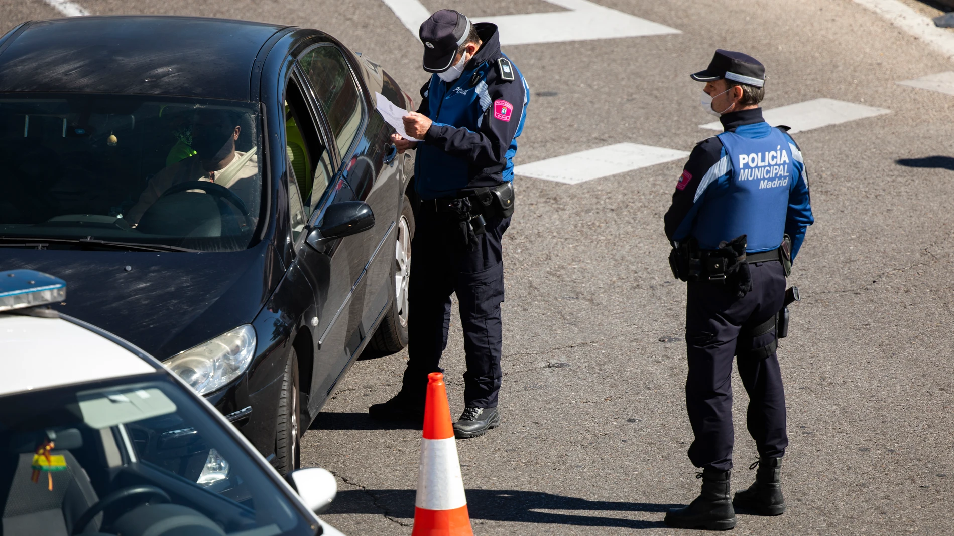 Controles policiales en Madrid para aplicar las restricciones de movilidad por el estado de alarma