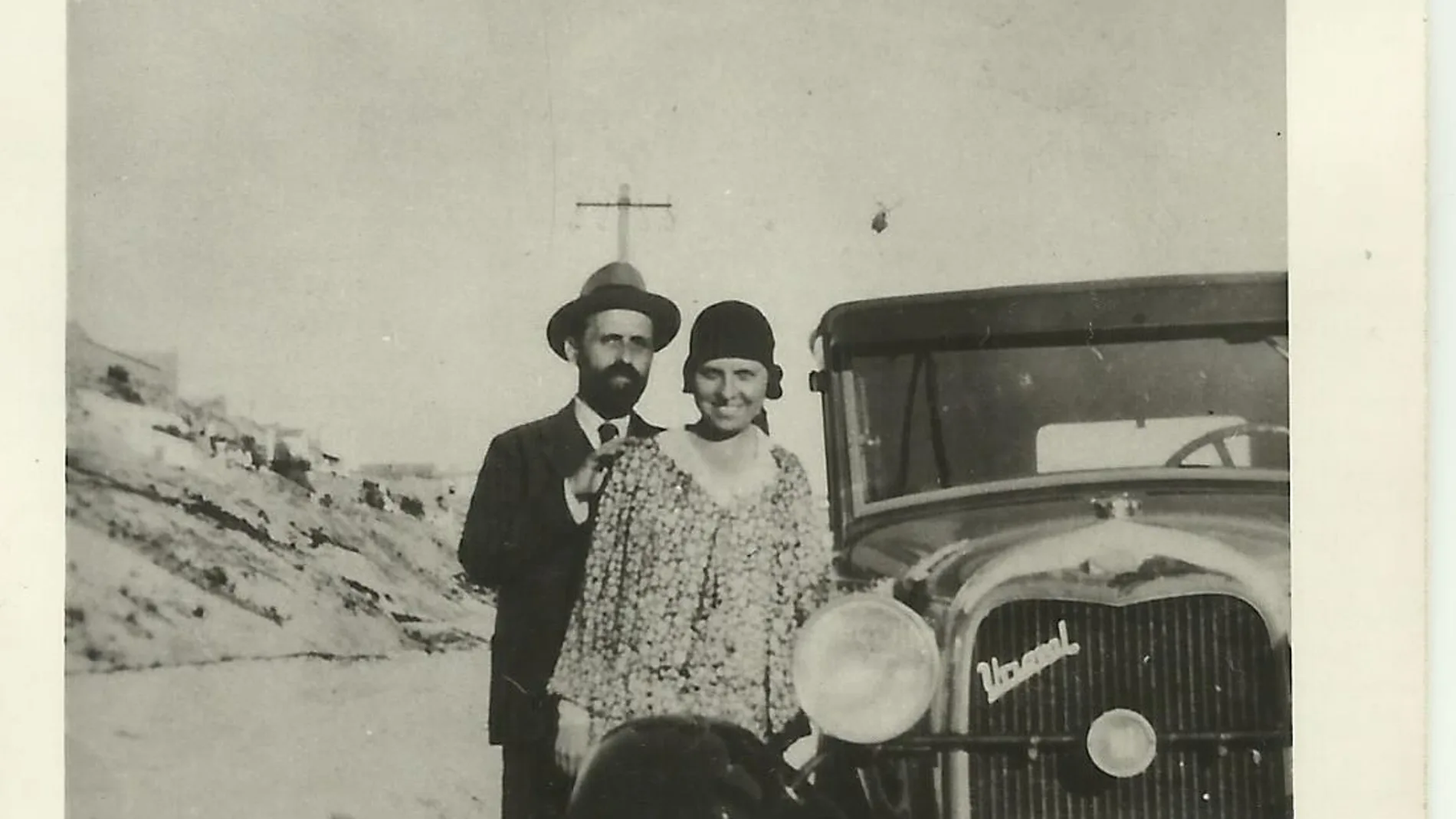Zenobia Camprubí y Juan Ramón Jiménez, delante de un Ford