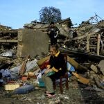 Vesile Mehmedova se sienta frente a los escombros de la casa de su hermano tras la explosión causada por un cohete durante los combates sobre la región separatista de Nagorno-Karabaj en la ciudad de Ganja, Azerbaiyá