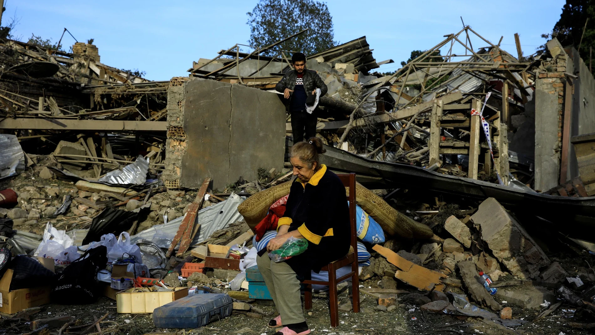 Vesile Mehmedova se sienta frente a los escombros de la casa de su hermano tras la explosión causada por un cohete durante los combates sobre la región separatista de Nagorno-Karabaj en la ciudad de Ganja, Azerbaiyá