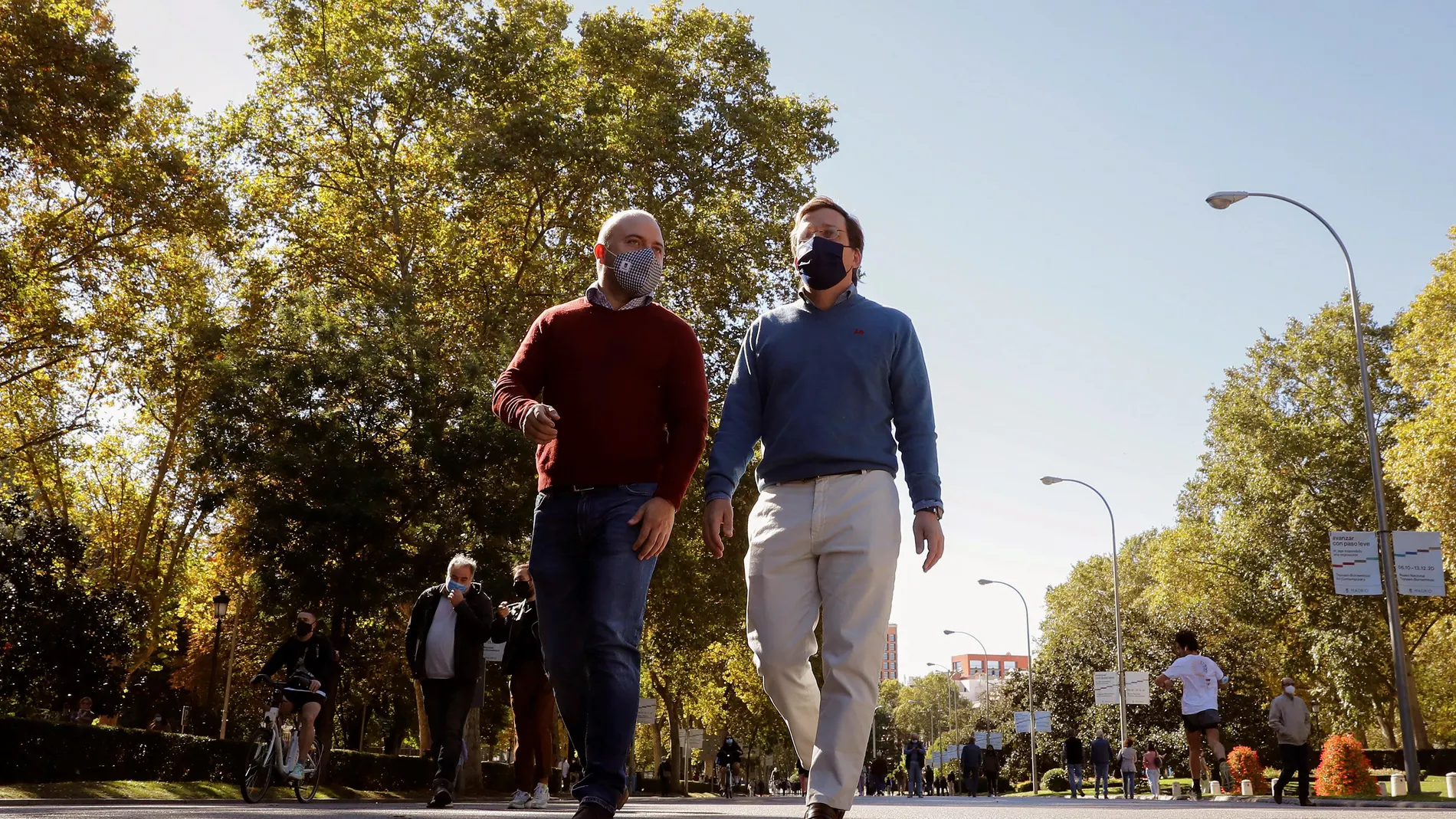 El alcalde de Madrid, José Luis Martínez-Almeida (d), acompañado del director general de Coordinación, Ángel Carromero (i), recorre el paseo del Prado desde la fuente de Neptuno hasta Cibeles este domingo en Madrid.