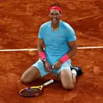El tenista español Rafael Nadal muestra su alegría tras vencer al serbio Novak Djokovic en la final del torneo de Roland Garros en 2020