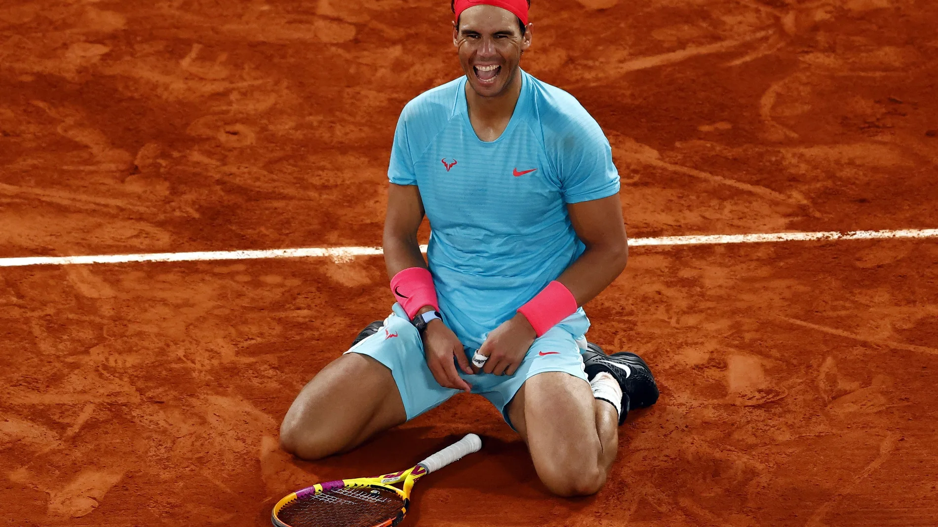 El tenista español Rafael Nadal muestra su alegría tras vencer al serbio Novak Djokovic en la final del torneo de Roland Garros en 2020
