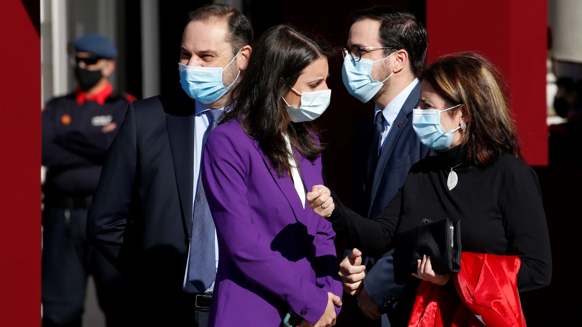 La ministra de Igualdad, Irene Montero, y la portavoz del PSOE, Adriana Lastra, durante el 1-O
