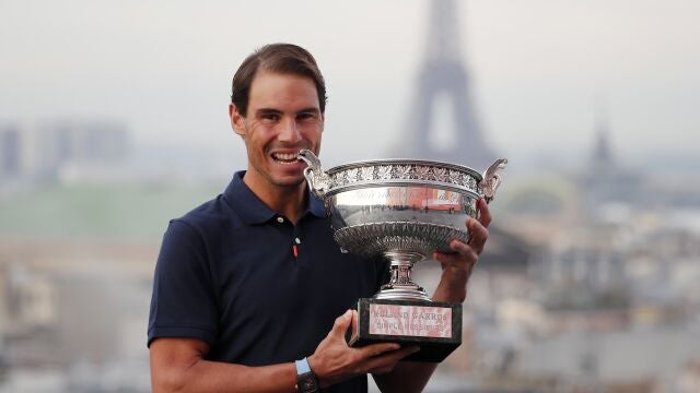 Nadal posa con el trofeo de campeón de Roland Garros y la Torre Eiffel de fondo