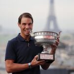 Nadal posa con el trofeo de campeón de Roland Garros y la Torre Eiffel de fondo