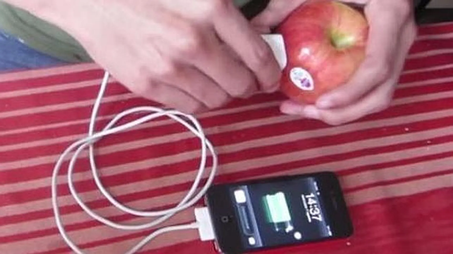 ¿Qué pasa si enchufas tu móvil en un melón?