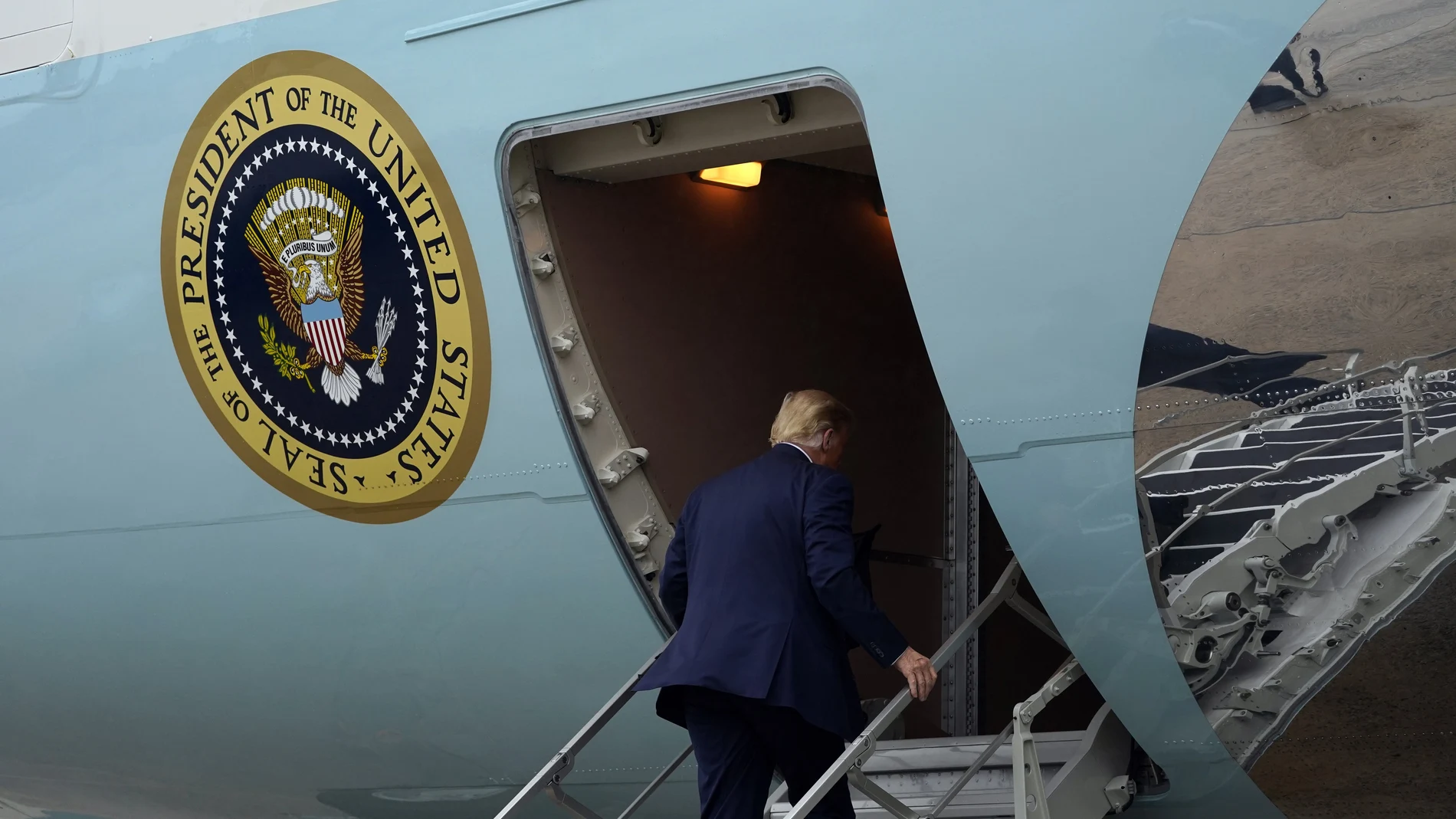El presidente Trump sube al avión presidencial para dar su primer mitin en Florida