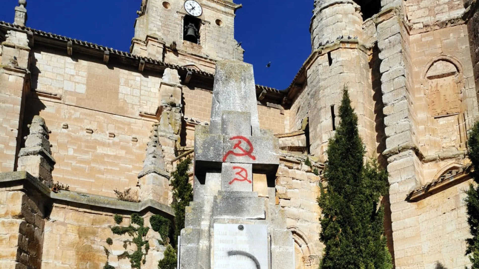 El monumento a los caídos de la iglesia de Santa María la Real de Sasamón (Burgos) amanece con pintadas contra Vox, ensalzando el comunismo y contra el nazismo