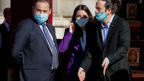 El vicepresidente segundo, Pablo Iglesias (d), junto a los ministros de Transportes, José Luis Ábalos (i) y de Igualdad, Irene Montero