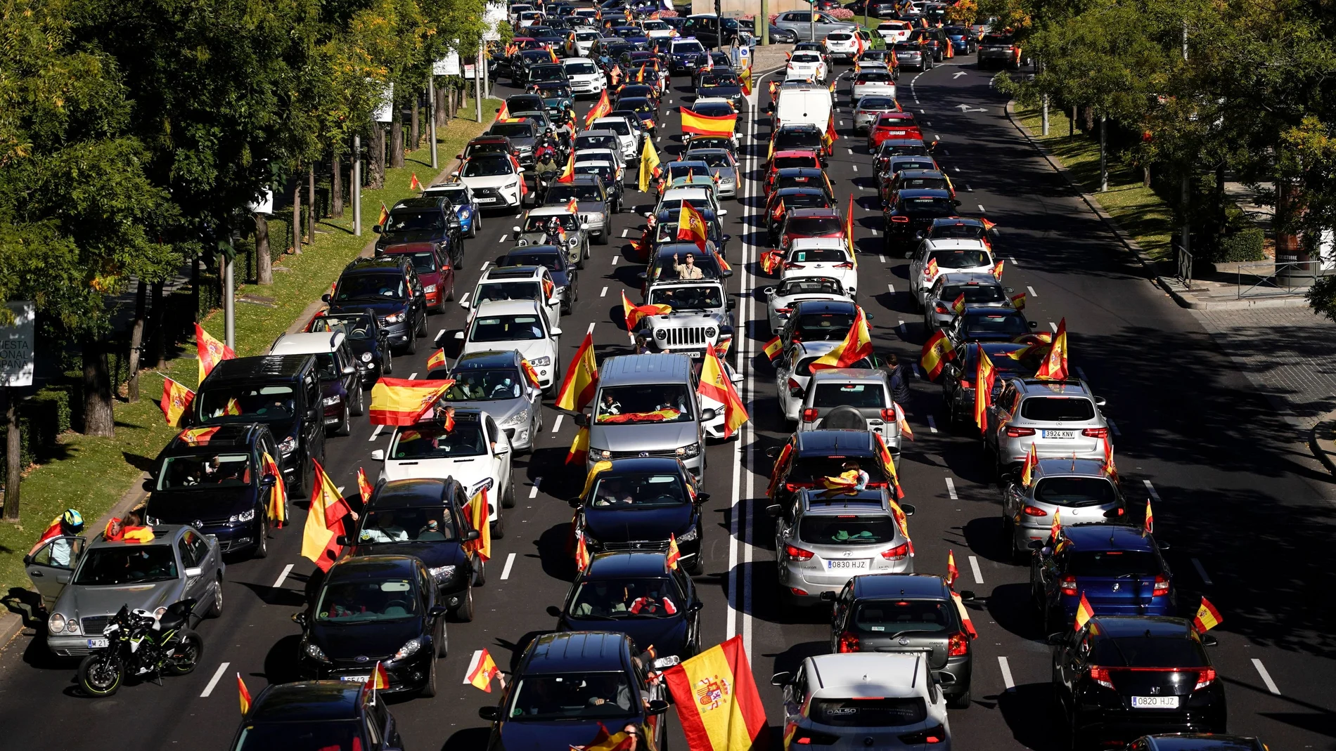 Cientos de coches se manifiestan en Madrid, convocados por Vox, contra el Gobierno