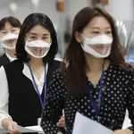 Unas empleadas llevan unas mascarillas con una parte transparente en una oficina de distrito de la ciudad de Gwangju, Corea del Sur