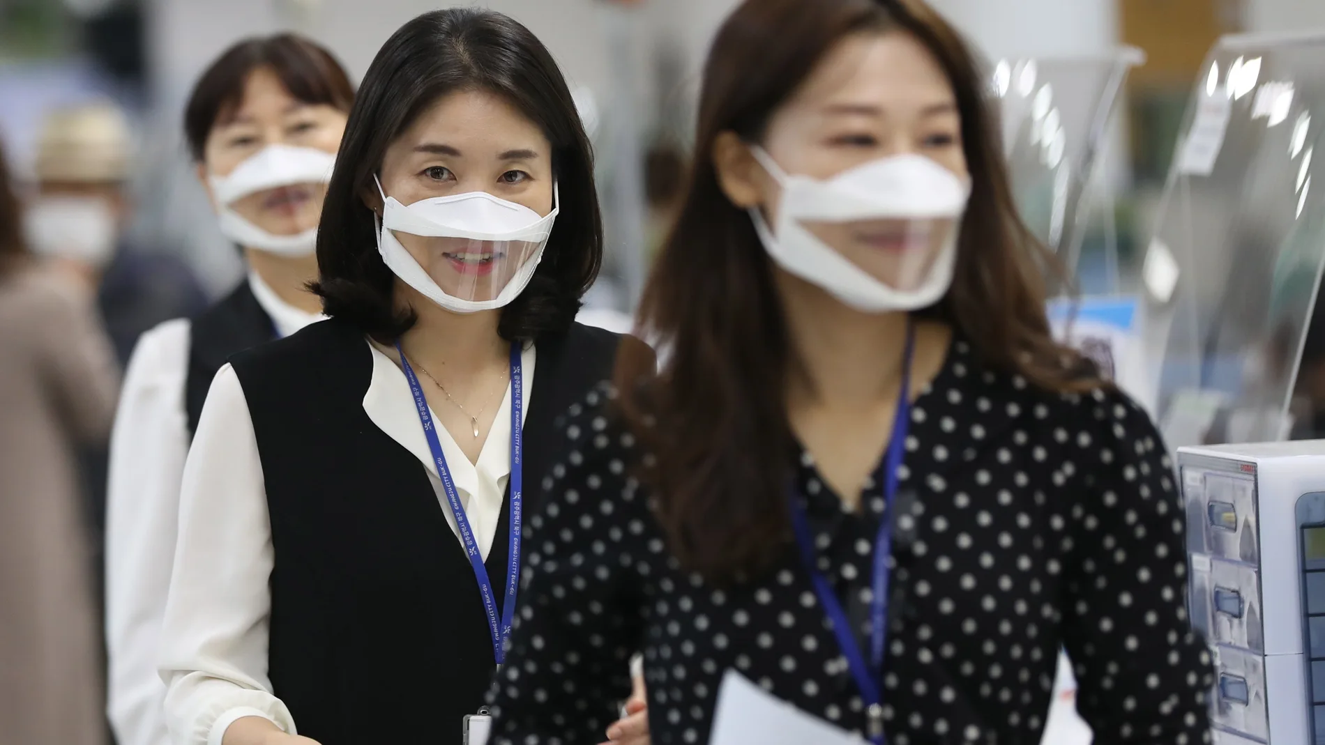 Unas empleadas llevan unas mascarillas con una parte transparente en una oficina de distrito de la ciudad de Gwangju, Corea del Sur