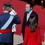 El Rey Felipe saluda al vicepresidente segundo del Gobierno, Pablo Iglesias