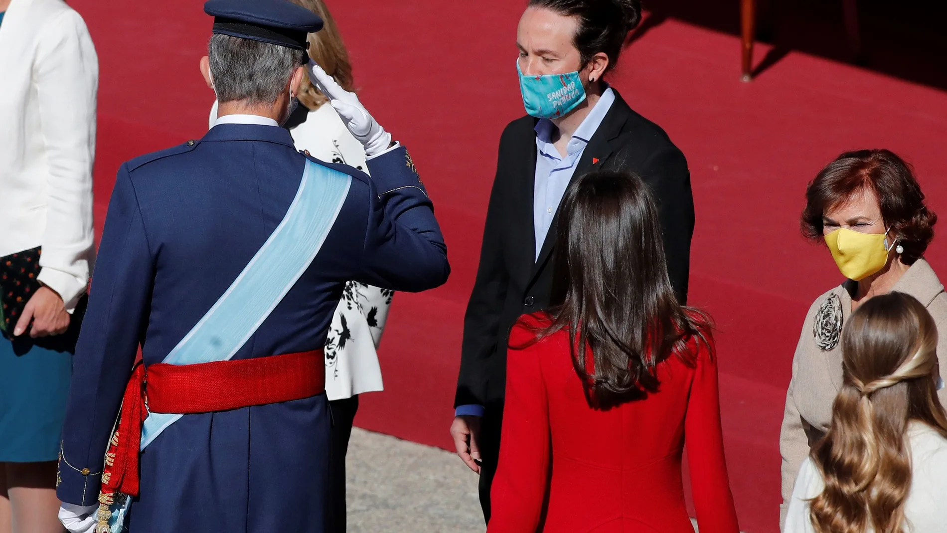 El Rey Felipe saluda al vicepresidente segundo del Gobierno, Pablo Iglesias