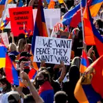 &quot;Queremos la paz, ellos quieren la guerra&quot;, dice el cartel de uno de los miles de armenios-estadounidenses que protestaron hace unos días en Los Ángeles