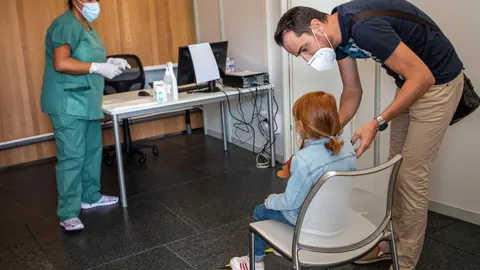 Una niña es atendida por infección covid