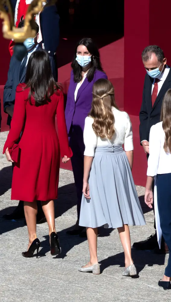 La Reina Letizia, la Princesa Leonor y la Infanta Sofía saludan a Irene Montero y a Pedro Duque, durante el acto del Día de la Fiesta Nacional