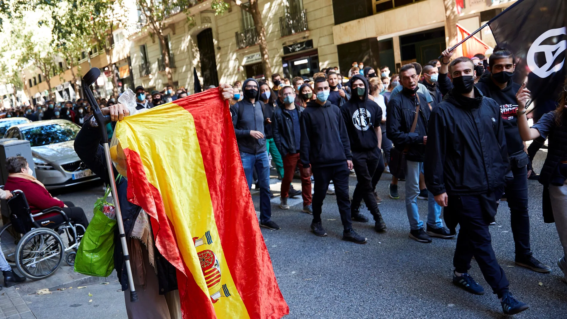 La bandera española fue objetivo de los independentistas durante todo el Día de la Hispanidad.