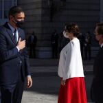 El presidente del Gobierno, Pedro Sánchez (i) conversa con el alcalde de Madrid, José Luis Martínez Almeida (d) y la presidenta de la Comunidad de Madrid, Isabel Díaz Ayuso