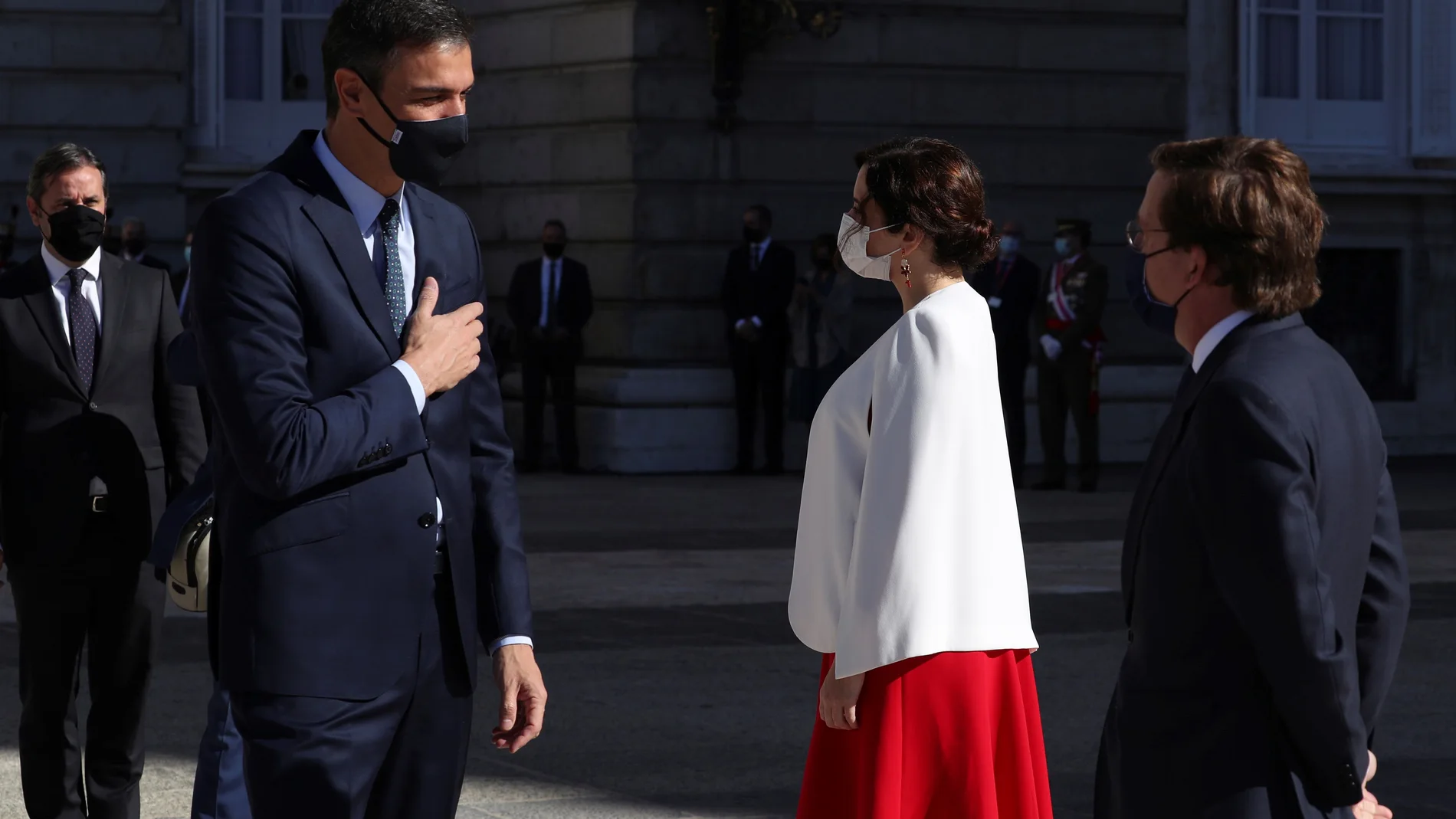 El presidente del Gobierno, Pedro Sánchez (i) conversa con el alcalde de Madrid, José Luis Martínez Almeida (d) y la presidenta de la Comunidad de Madrid, Isabel Díaz Ayuso