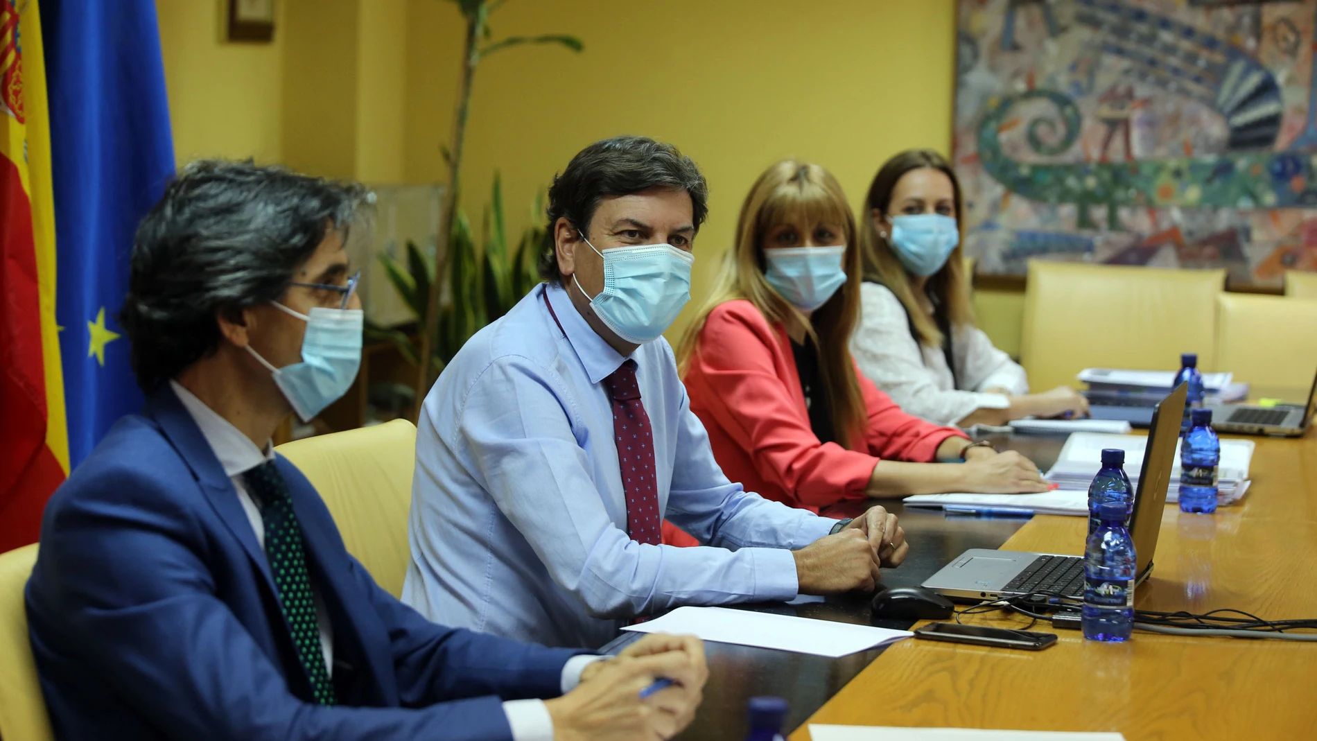 El consejero de Economía y Hacienda, Carlos Fernández Carriedo, junto con miembros de su equipo